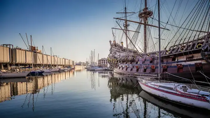 Puerto de contenedores con grúas y buques de carga